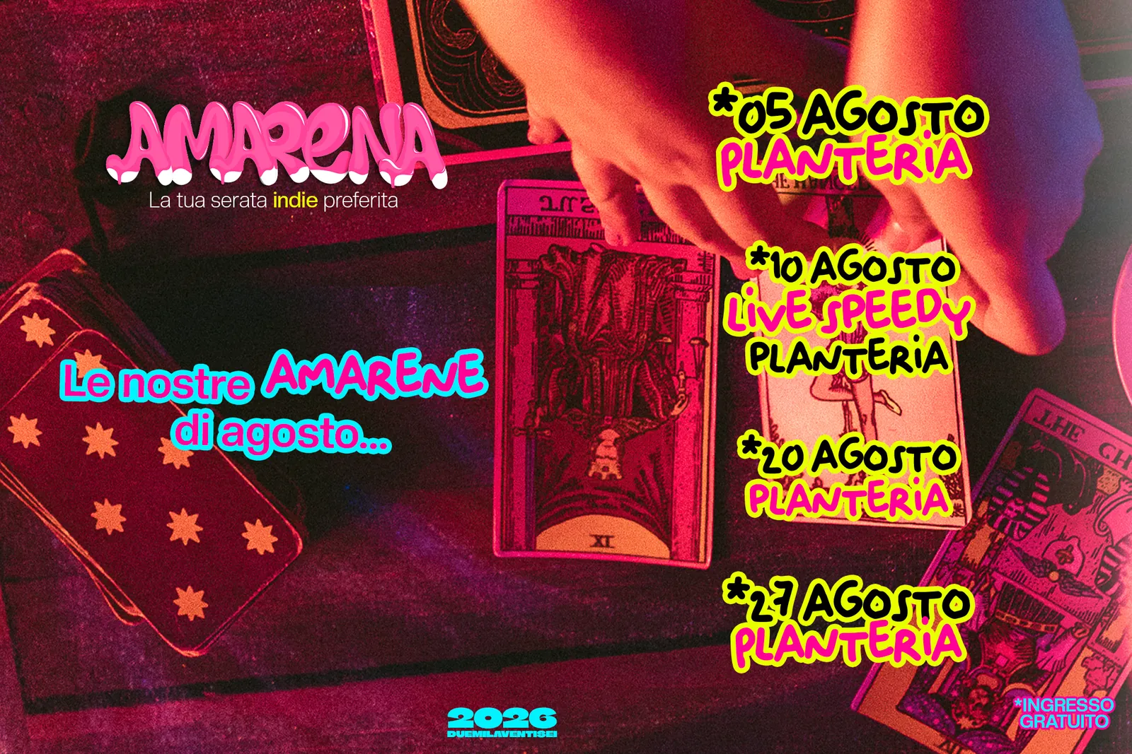 Le prime due slide del calendario di agosto affiancate: il logo AMARENA e «Le nostre amarene di agosto...», poi le date del 5, 10, 20 e 27 agosto alla Planteria, su un'unica foto di carte dei tarocchi in luce rosa.