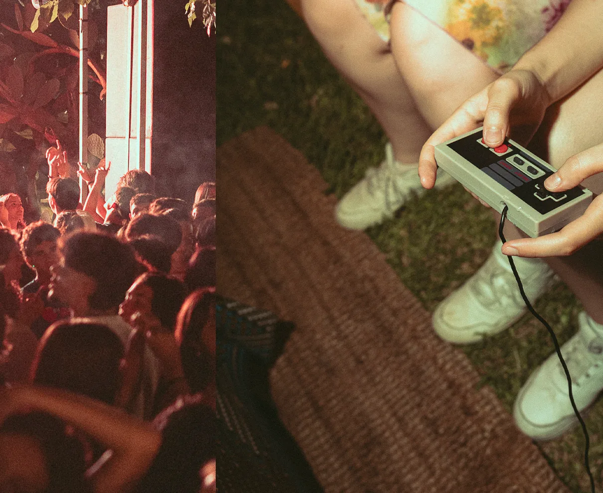 Dettaglio del collage di foto: a sinistra il pubblico sotto il palco illuminato, visto di spalle; accanto, una seconda foto con le mani di una persona seduta che stringono un vecchio joypad, sopra una stuoia sull'erba.