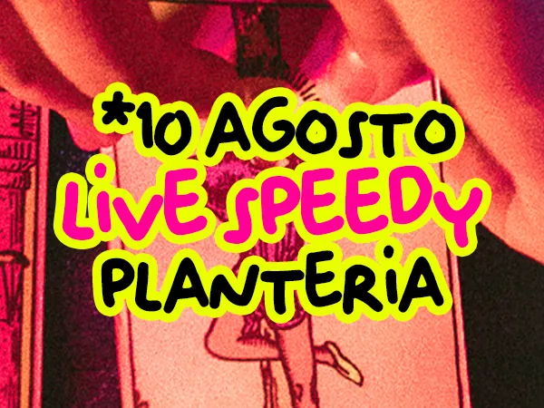 Dettaglio del calendario: «*10 agosto», «Live Speedy» e «Planteria» in lettere nere e rosa bordate di giallo, sopra le carte dei tarocchi.