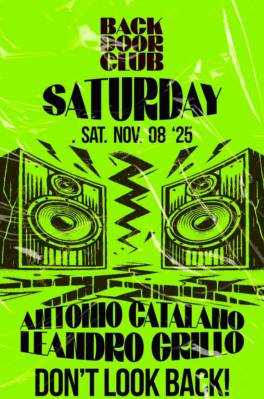 La locandina di sabato 8 novembre su fondo verde acido, sotto una plastica trasparente stropicciata: il logo del locale, «Saturday» e la data in nero, due casse disegnate che si fronteggiano tra i fulmini, i nomi dei due DJ e «Don't look back!».