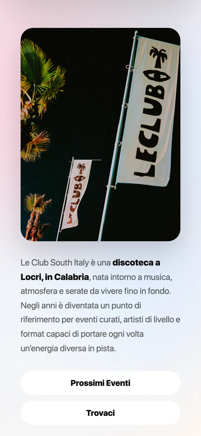 La pagina Chi Siamo su smartphone: due bandiere LECLUB tra le palme di notte e la presentazione del locale.