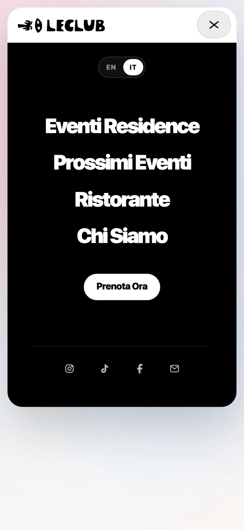 Il menu su smartphone: Eventi Residence, Prossimi Eventi, Ristorante e Chi Siamo, la scelta tra inglese e italiano, il pulsante Prenota Ora e le icone dei social e dell'email.