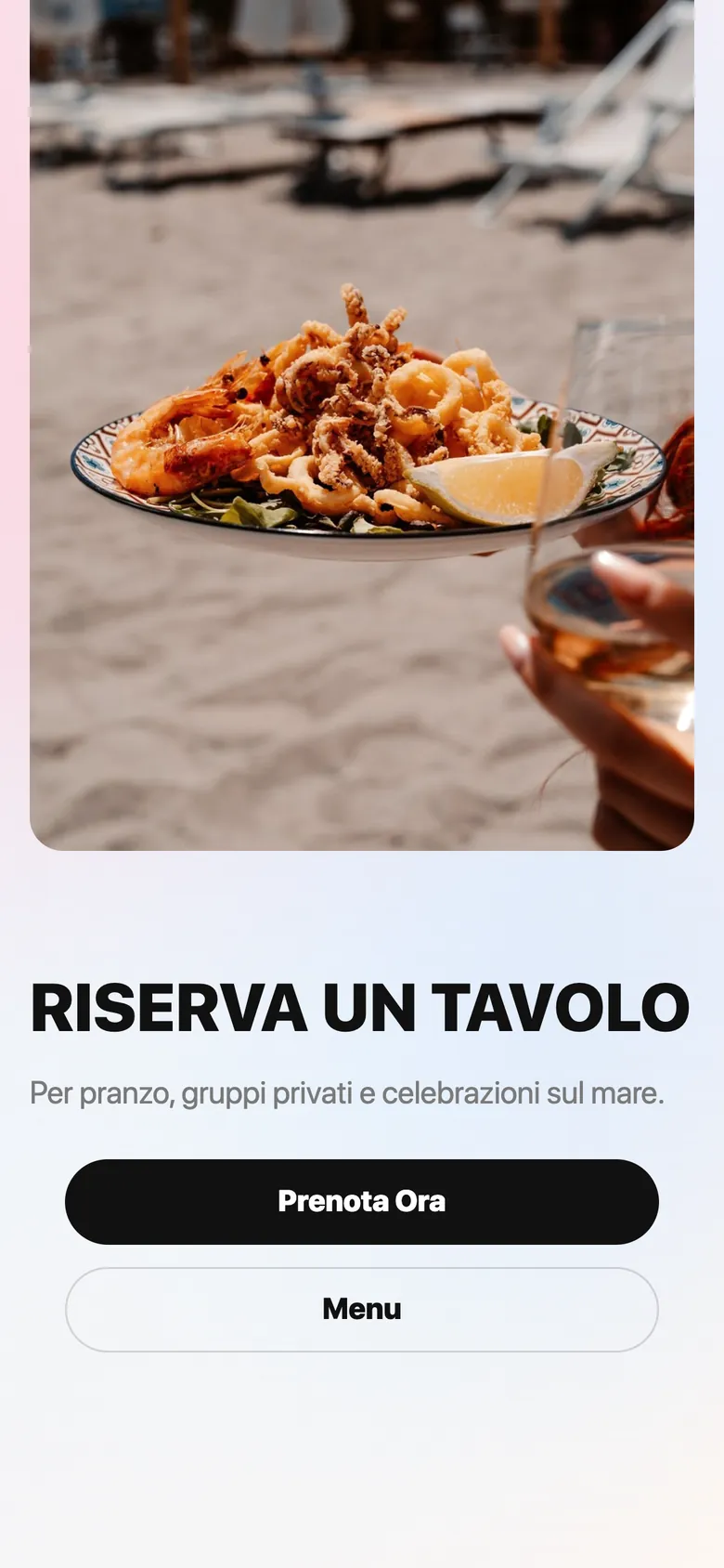 La pagina Ristorante su smartphone: un piatto di frittura di mare sulla spiaggia sopra la sezione Riserva un tavolo, con i pulsanti Prenota Ora e Menu.