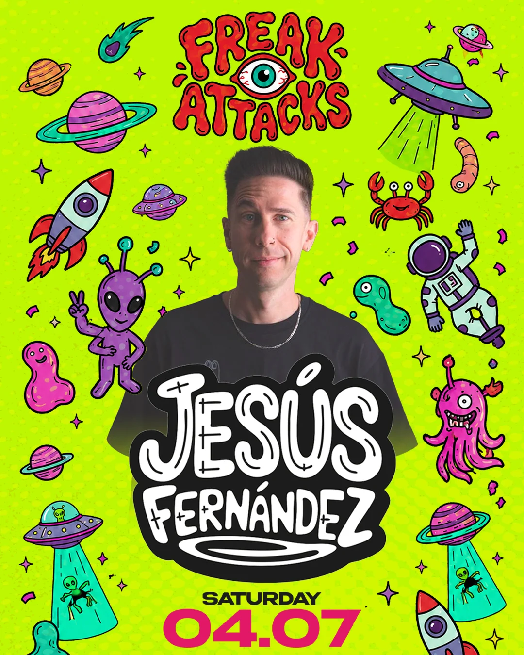 Locandina di Freak Attacks per sabato 4 luglio con il DJ Jesús Fernández: la sua foto al centro, il nome in grandi lettere bianche e, intorno, alieni, razzi e pianeti su fondo verde lime.