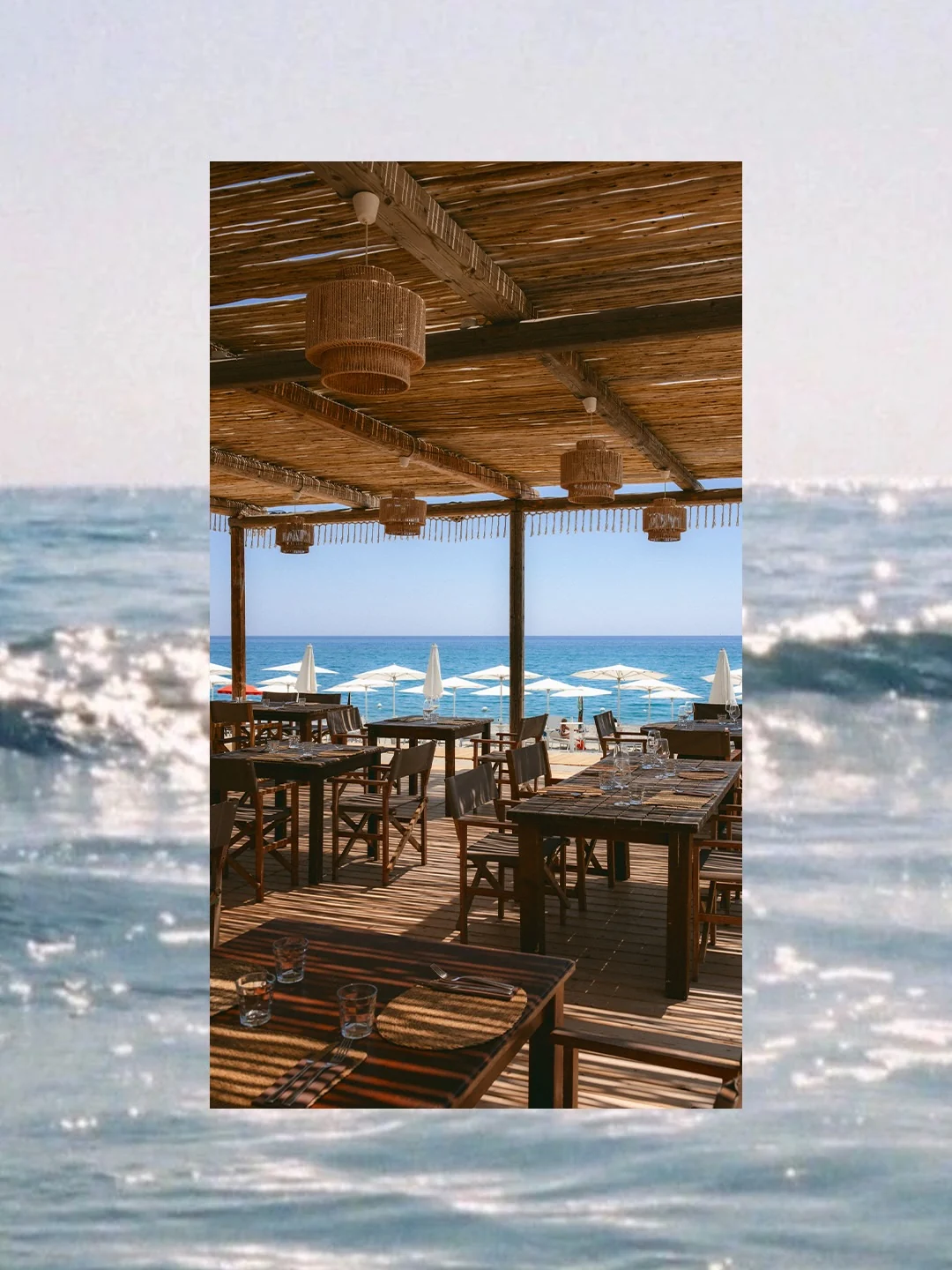 Post del ristorante di Le Club: la foto della terrazza sotto un tetto di canne, con tavoli di legno apparecchiati e, sullo sfondo, il mare e gli ombrelloni, incorniciata su una foto di onde.