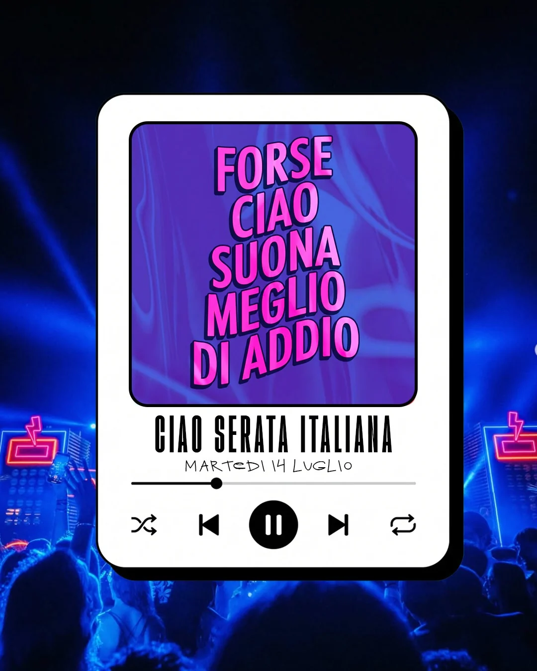 Card della Serata Italiana per martedì 14 luglio: la frase «Forse ciao suona meglio di addio» in lettere rosa su fondo viola, dentro una cornice bianca che imita un lettore musicale, davanti alle luci blu di una serata.