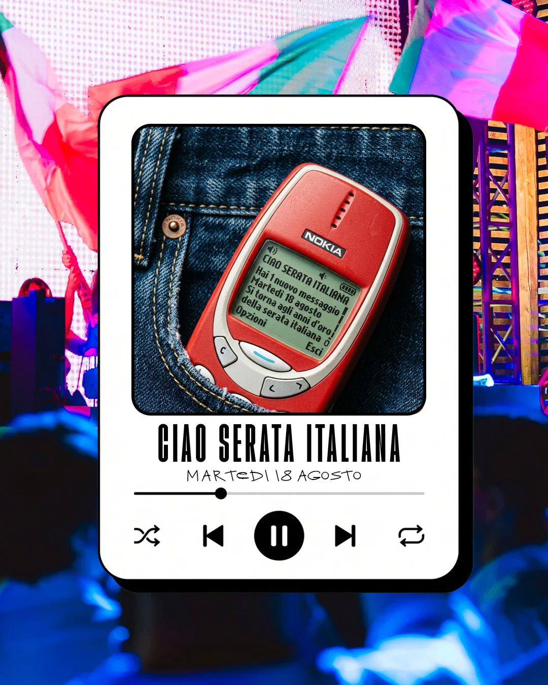 Card della Serata Italiana per martedì 18 agosto: un vecchio cellulare rosso in una tasca di jeans, con un messaggio sulla serata sullo schermo, dentro la cornice a lettore musicale, davanti a bandiere tricolori sul palco.