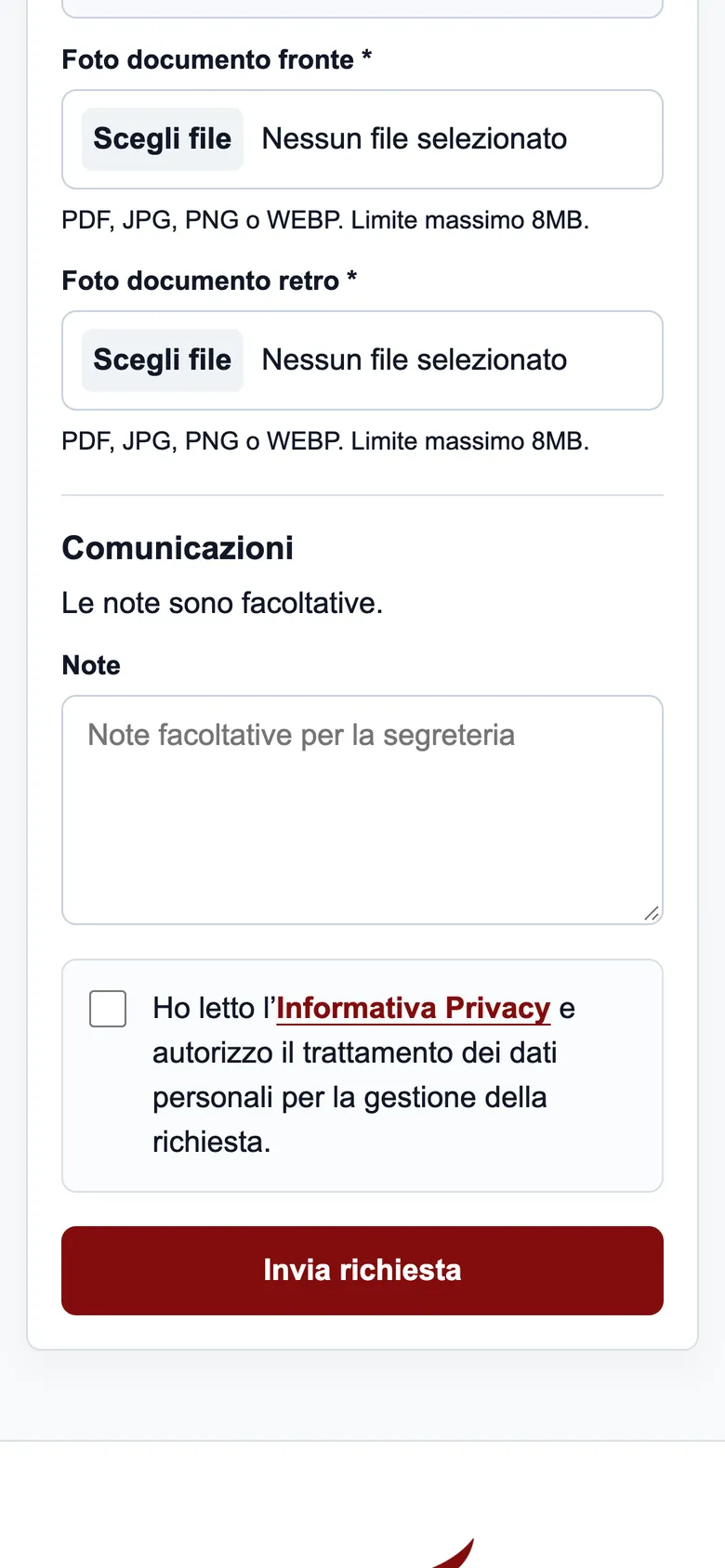Il modulo di nuova iscrizione su smartphone: fronte e retro del documento, le note facoltative, il consenso privacy e il pulsante Invia richiesta.