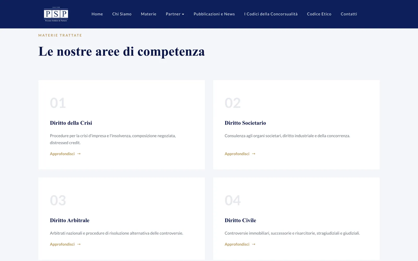 La homepage su desktop: le quattro aree di competenza dello studio, numerate da 01 a 04, ognuna con il link Approfondisci.