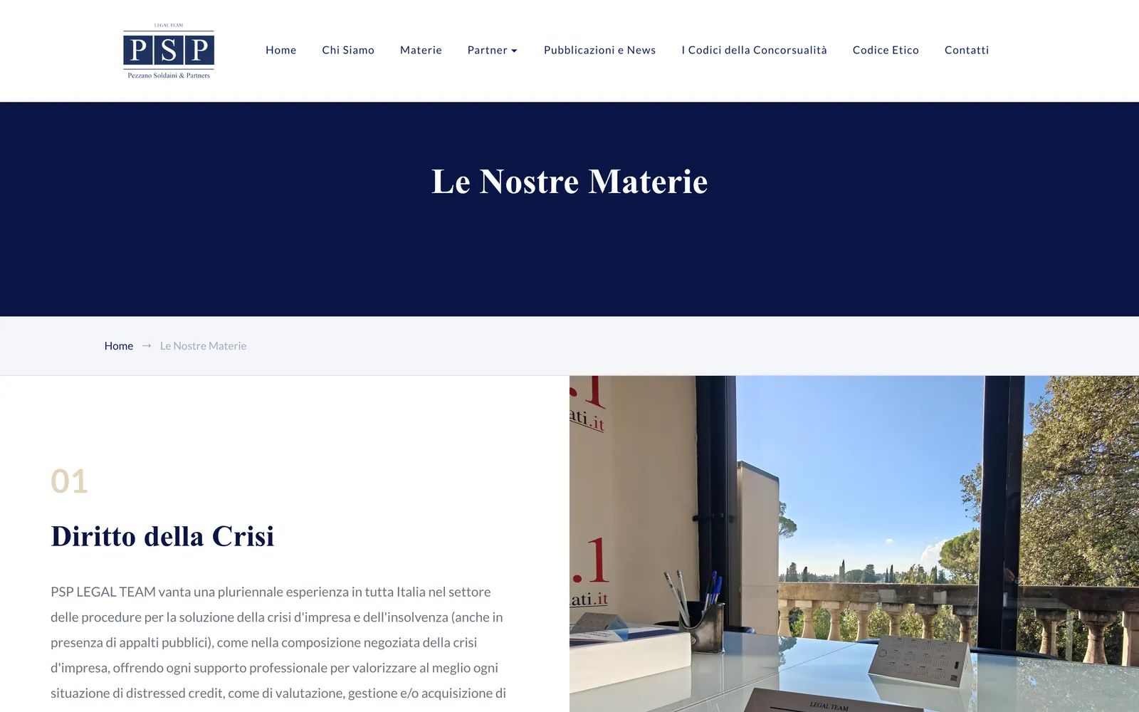 La pagina Le Nostre Materie su desktop: il titolo su una fascia blu e, sotto, il Diritto della Crisi accanto a una foto dello studio con vista sul verde.
