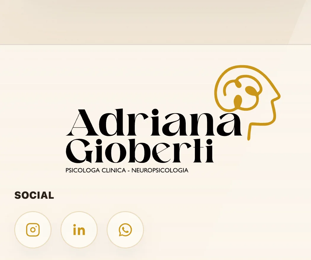 Il fondo del sito su smartphone: il logo completo su fondo avorio e, sotto la voce «Social», tre icone color oro in cerchi chiari.