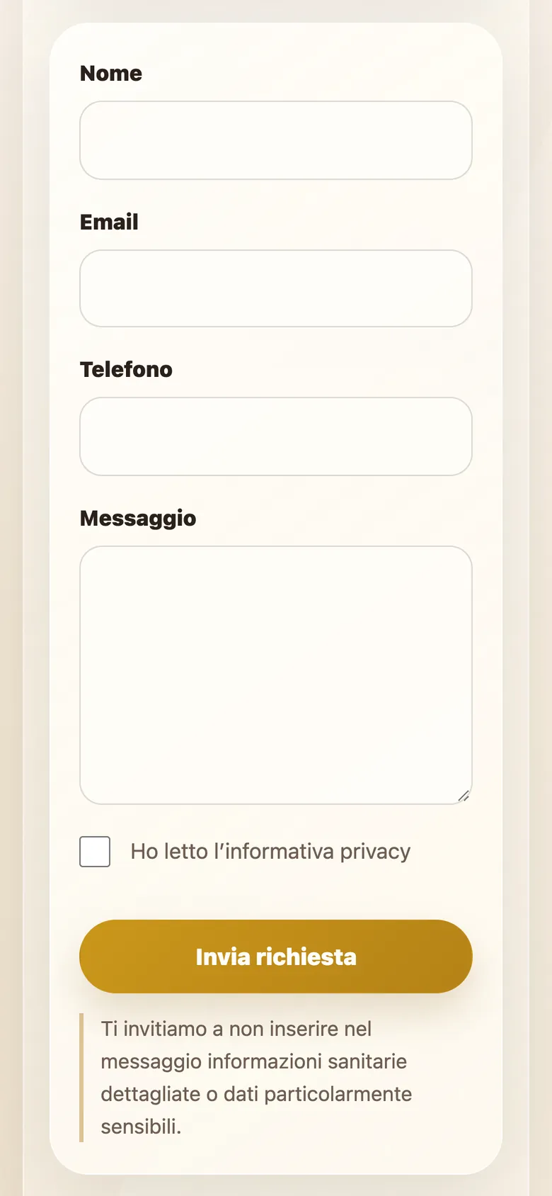 Il modulo di contatto su smartphone: nome, email, telefono e messaggio, la casella dell'informativa privacy, il pulsante «Invia richiesta» e l'invito a non inserire informazioni sanitarie dettagliate.