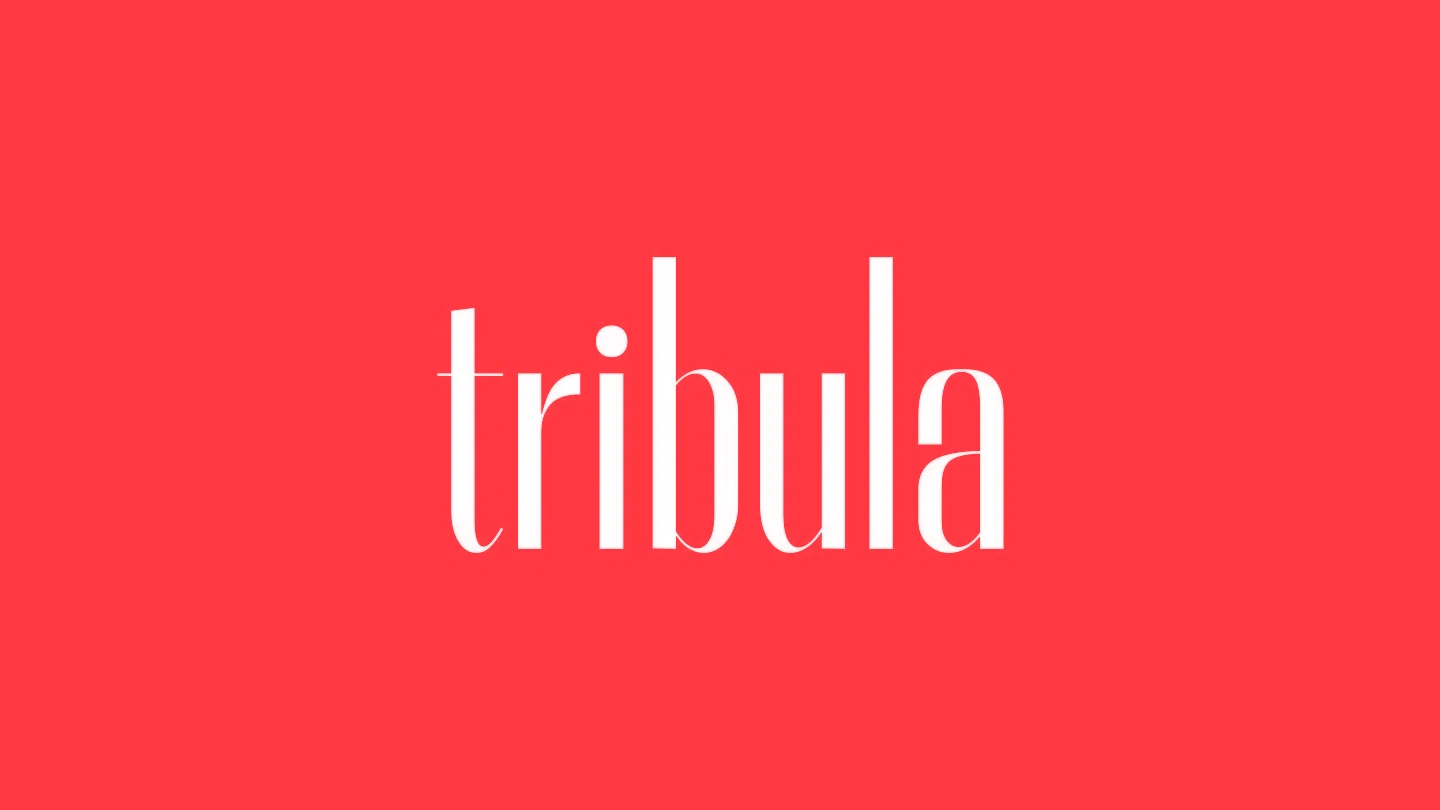 Il logotipo tribula, in minuscolo e in bianco, al centro di un fondo rosso corallo pieno.